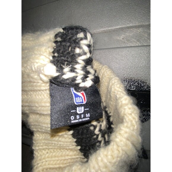 Chicago Bulls Winter Hat Beanie Pom Pom White NWT OSFM - Picture 3 of 3